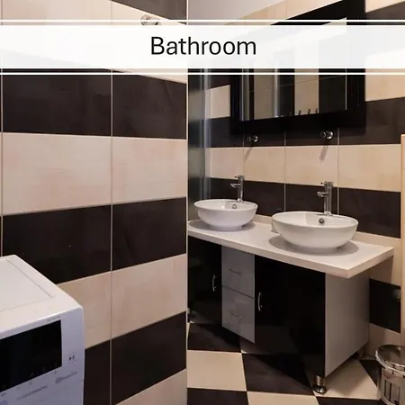 Apartman Petrus Superior - Spacious Three-room - Prestigious Location Near Diocletian's Palace And Bacvice - The Restaurants Within Walking Distance - Free Parking Provided *