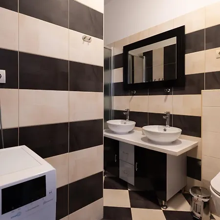 Petrus Superior - Spacious Three-room - Prestigious Location Near Diocletian's Palace And Bacvice - The Restaurants Within Walking Distance - Free Parking Provided Apartman Split