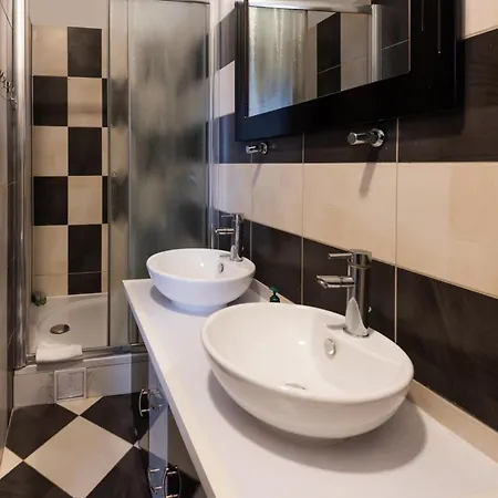 Apartman Petrus Superior - Spacious Three-room - Prestigious Location Near Diocletian's Palace And Bacvice - The Restaurants Within Walking Distance - Free Parking Provided *