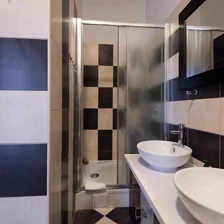 Petrus Superior - Spacious Three-room - Prestigious Location Near Diocletian's Palace And Bacvice - The Restaurants Within Walking Distance - Free Parking Provided Apartman