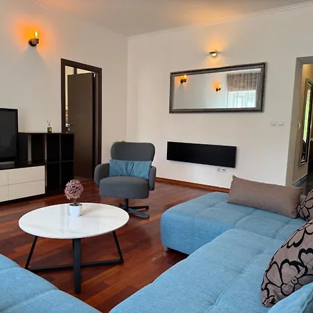 Apartment Petrus Superior - Spacious Three-room - Prestigious Location Near Diocletian's Palace And Bacvice - The Restaurants Within Walking Distance - Free Parking Provided *