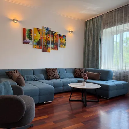 Apartment Petrus Superior - Spacious Three-room - Prestigious Location Near Diocletian's Palace And Bacvice - The Restaurants Within Walking Distance - Free Parking Provided