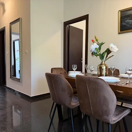Petrus Superior - Spacious Three-room - Prestigious Location Near Diocletian's Palace And Bacvice - The Restaurants Within Walking Distance - Free Parking Provided Apartment