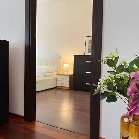 Apartment Petrus Superior - Spacious Three-room - Prestigious Location Near Diocletian's Palace And Bacvice - The Restaurants Within Walking Distance - Free Parking Provided