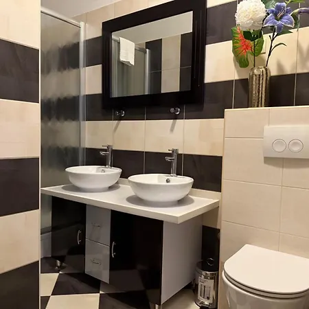 Petrus Superior - Spacious Three-room - Prestigious Location Near Diocletian's Palace And Bacvice - The Restaurants Within Walking Distance - Free Parking Provided Apartment