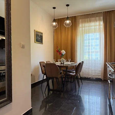 Petrus Superior - Spacious Three-room - Prestigious Location Near Diocletian's Palace And Bacvice - The Restaurants Within Walking Distance - Free Parking Provided Apartment *