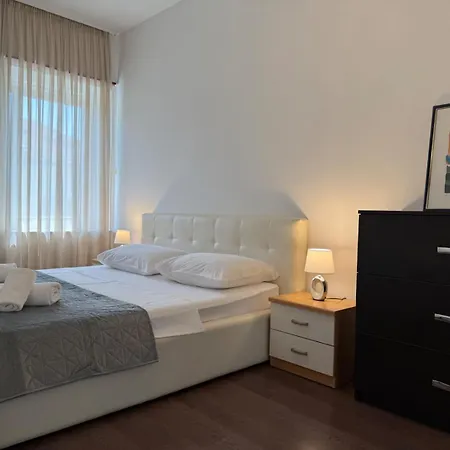 Petrus Superior - Spacious Three-room - Prestigious Location Near Diocletian's Palace And Bacvice - The Restaurants Within Walking Distance - Free Parking Provided *