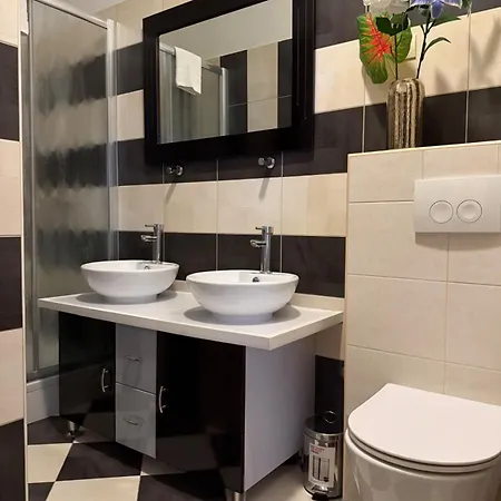 Petrus Superior - Spacious Three-room - Prestigious Location Near Diocletian's Palace And Bacvice - The Restaurants Within Walking Distance - Free Parking Provided Apartment Split