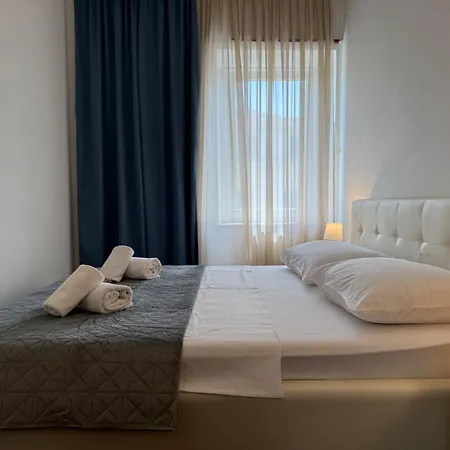 Petrus Superior - Spacious Three-room - Prestigious Location Near Diocletian's Palace And Bacvice - The Restaurants Within Walking Distance - Free Parking Provided Apartment *