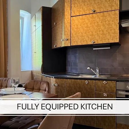 Apartment Petrus Superior - Spacious Three-room - Prestigious Location Near Diocletian's Palace And Bacvice - The Restaurants Within Walking Distance - Free Parking Provided *